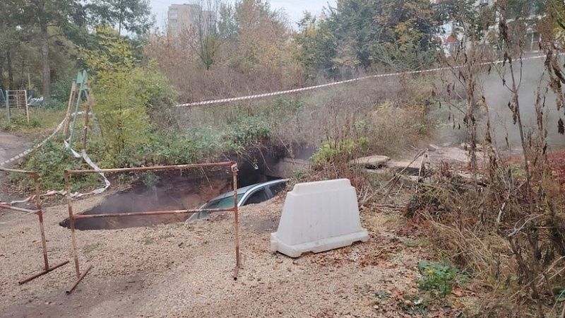 Легковушка ушла под землю из-за прорыва теплотрассы в Липецке