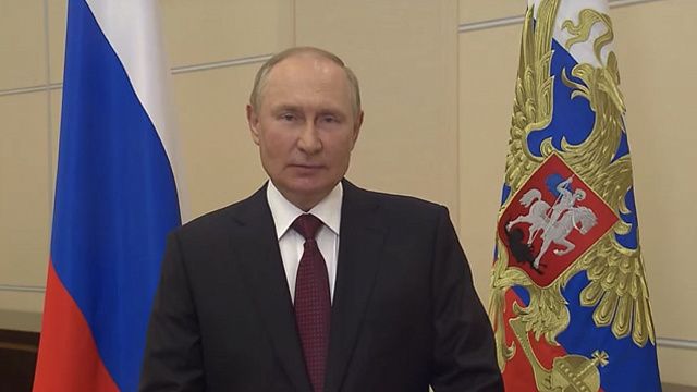«Государственный флаг России навсегда останется священным символом»: Владимир Путин поздравил россиян с праздником