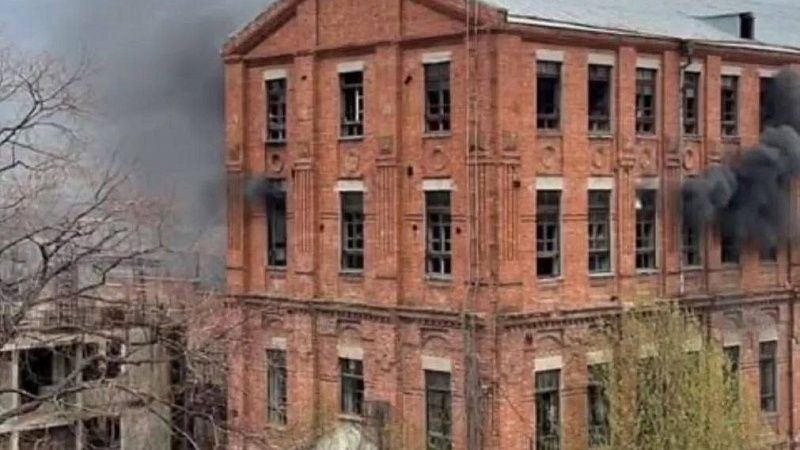 Огнеборцы потушили пожар на заброшенной фабрике в центре Краснодара