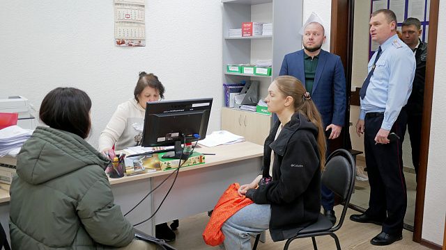 Павел Попов проверил работу отдела по вопросам миграции посёлка Калинино в Краснодаре