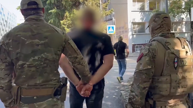 Появилось видео задержания укравших выплаты участника СВО аферистов на Кубани
