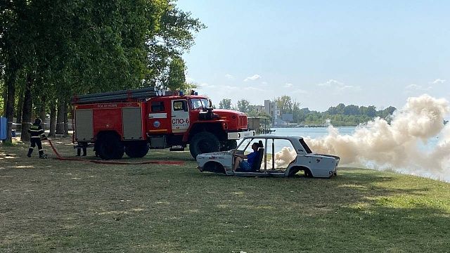 В Краснодаре на озере после «аварии» потушили машину и вытащили авто из воды