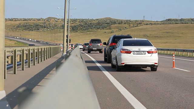 Перед Крымским мостом с утра в понедельник образовалась пробка в несколько км. Фото: телеканал «Краснодар»