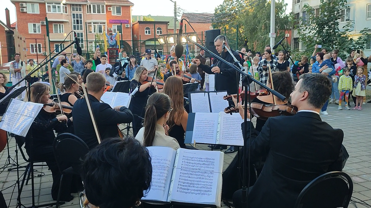 Группа Кубанского симфонического оркестра выступила в жилом дворе Краснодара Фото: Телеканал «Краснодар»