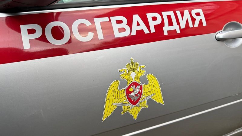 Охранник музея-заповедника забаррикадировался и угрожал взрывом в Ленобласти