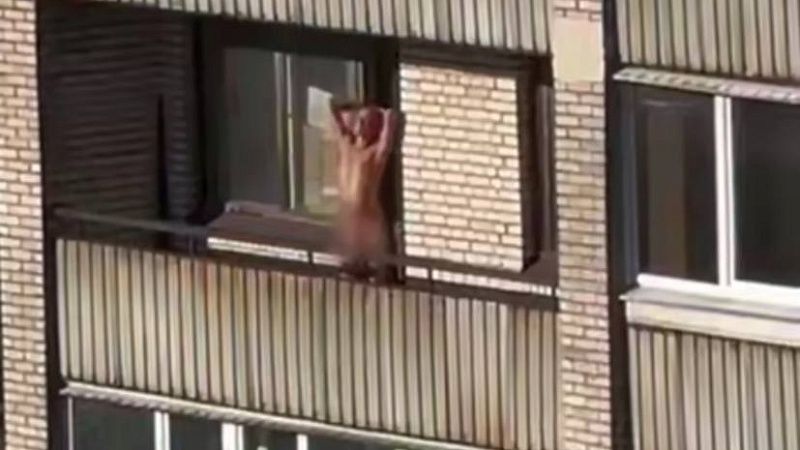 Голый мужчина с эрекцией занялся зарядкой на балконе и попал на видео в Питере