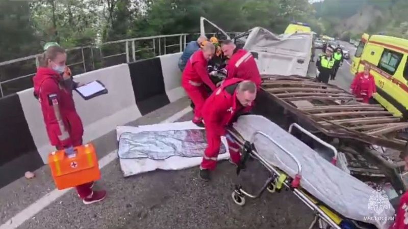 Спасатели эвакуировали водителя из перевернувшейся «Газели» с окорочками в Сочи