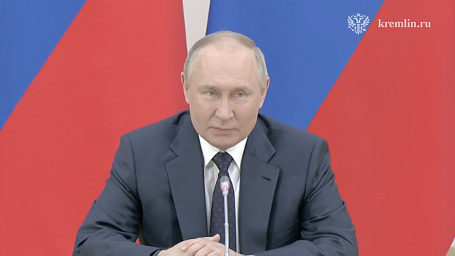 Путин заявил, что Конституция РФ помогает людям и стабилизирует государство. Фото: kremlin.ru