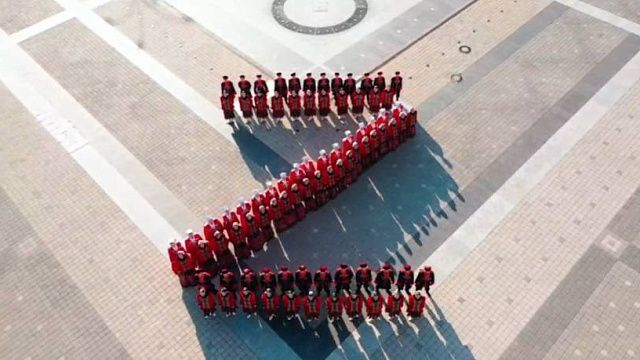Артисты Краснодарской филармонии исполнили песню в поддержку солдат России и выстроились в форме буквы Z 