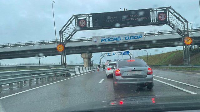 В пятницу на Крымскому мосту образовалась пробка длиной больше 1,5 км