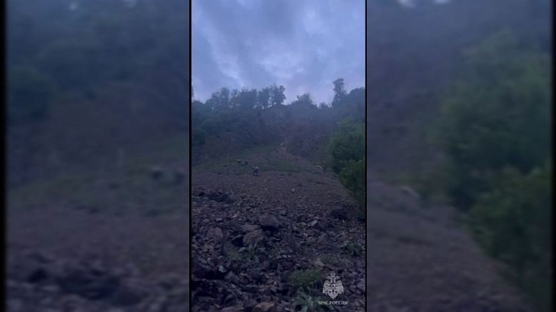Спасатели эвакуировали со скального осыпного склона двоих подростков на Кубани