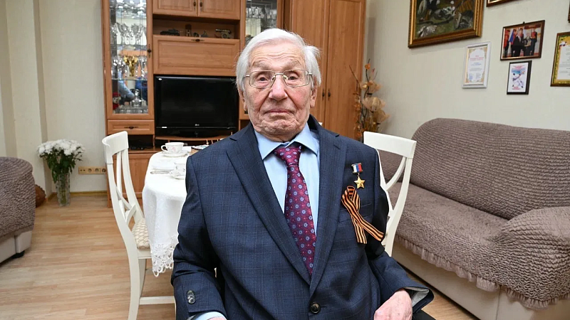 Кондратьев поздравил со 104‑летием ветерана ВОВ Павла Сюткина на Кубани