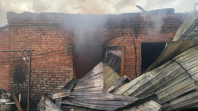 В пылающей конюшне нашли тело человека в Динской