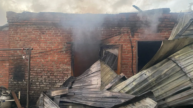 В пылающей конюшне нашли тело человека в Динской