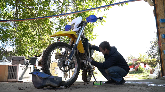 Краснодарский волонтер производит электромотоциклы и отправляет бойцам на СВО Фото: Телеканал «Краснодар»