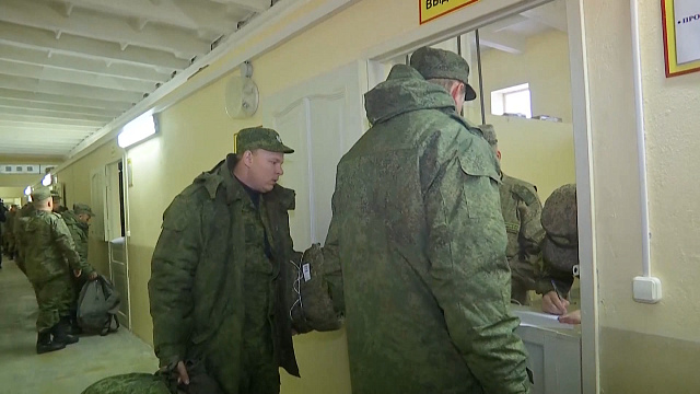 Мобилизованные россияне получают необходимые средства защиты перед убытием в зону проведения СВО