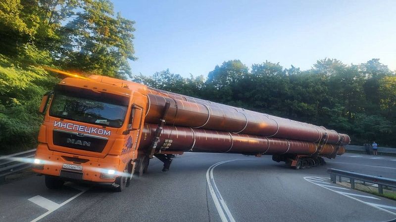 Фура перекрыла движение трассы ДОН недалеко от Геленджика