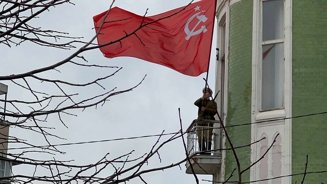 В сквере имени Жукова инсценировали бой за освобождение Краснодара