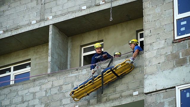 B Краснодаре cпacaтeли oтpaбoтaли действия по эвакуации людей из разрушенного после землетрясения здания
