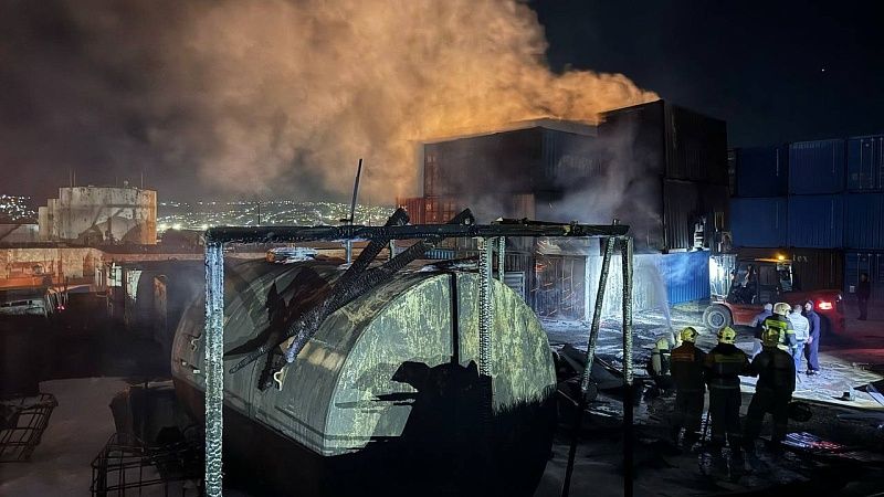 Сильный пожар потушили на стоянке грузовиков в Новороссийске