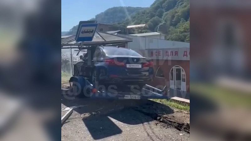 Прицеп эвакуатора врезался в автобусную остановку в Сочи