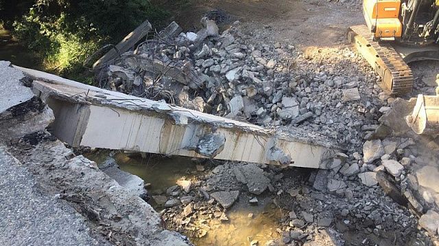 На Кубани начали восстанавливать разрушенный автомобильный мост через реку Иль