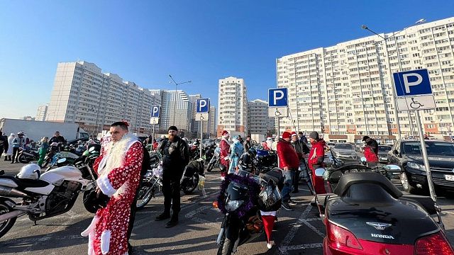 Снегурочки и Деды Морозы устроили мотопробег по улицам Краснодара