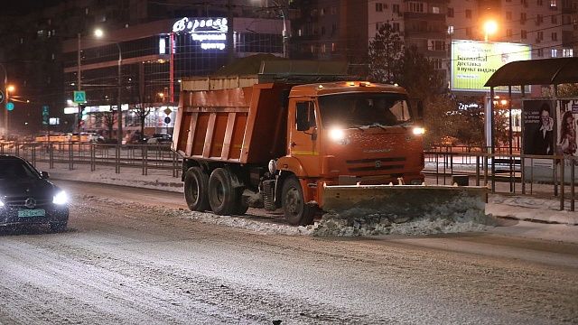 39 единиц техники очищали улицы Краснодара от снега. Фото: Станислав Телеховец