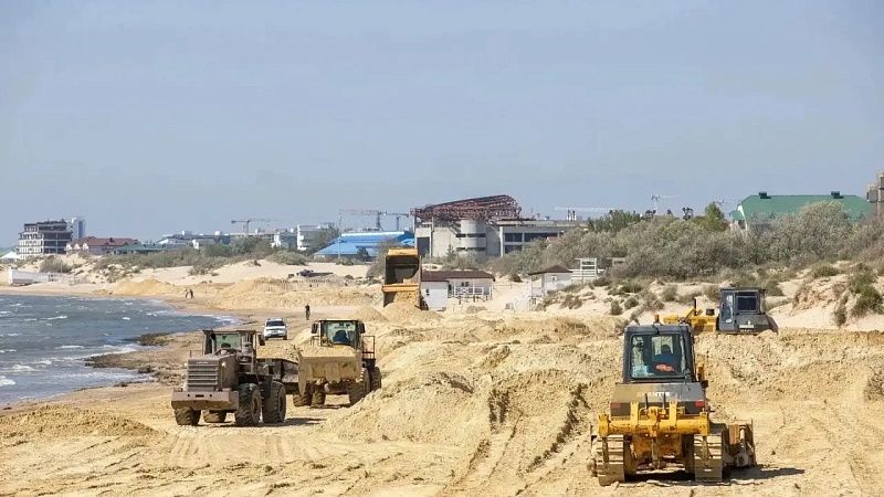 Более 74 тысяч кубометров чистого песка завезли на пляжи Анапы