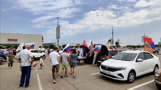 В Краснодаре прошел автопробег в поддержку военнослужащих СВО