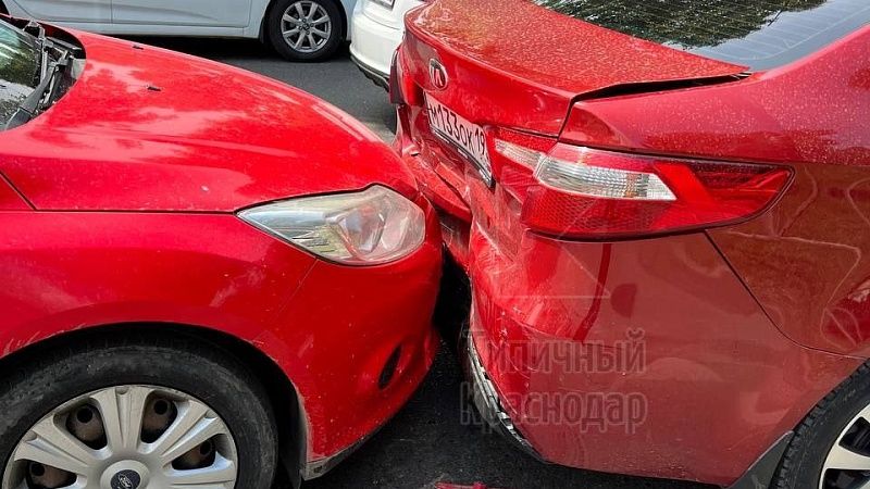 Четыре автомобиля столкнулись из-за невнимательного водителя в Краснодаре