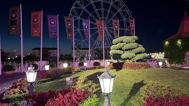 Зепюр Брутян с сыном прогулялась по детскому парку в Сочи