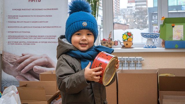 Активисты благотворительного фонда «Поколение» Краснодара собирают гуманитарную помощь для беженцев из Донбасса