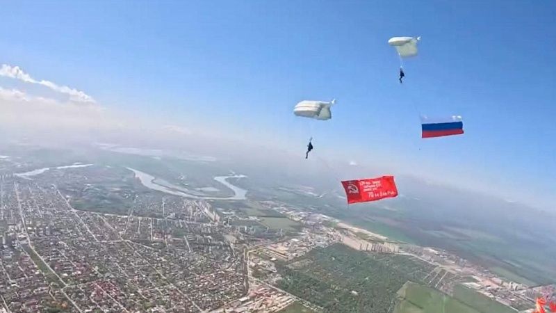 Парашютисты КВВАУЛ развернули Знамя Победы в небе над Краснодаром 