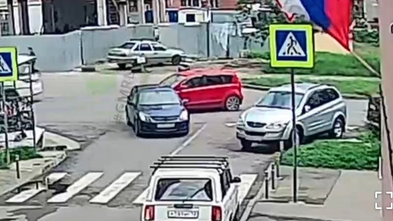 ДТП с двумя авто перекрыло движение на проспекте Знаменского в Краснодаре 