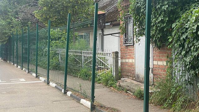 Рядом с автовокзалом «Краснодар-1» убирают незаконный забор