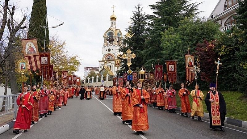 Движение ограничат на семи улицах в Сочи 16 ноября из-за крестного хода