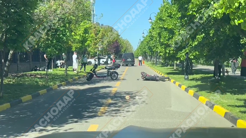 Подростки на мотоцикле попали под колёса машины в Краснодаре 
