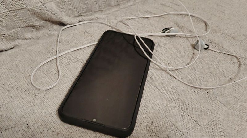 Подростка убило током во время разговора по телефону в Челябинске