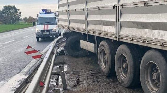 Дорожный рабочий пострадал в аварии в Гулькевичском районе