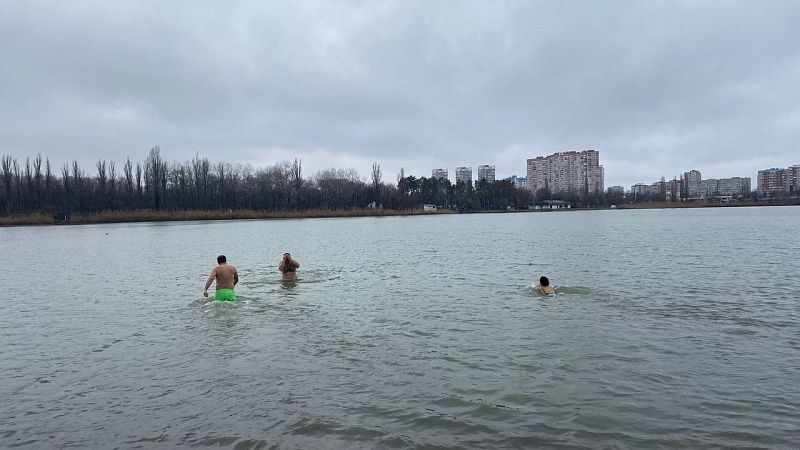 Крещенские купания прошли на пляже «Старая Кубань» в Краснодаре 