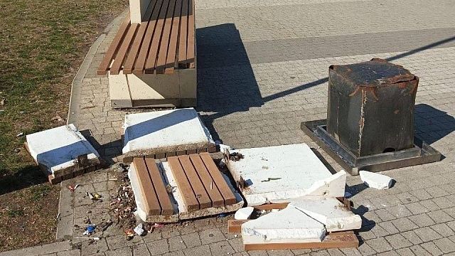 В Краснодаре вандалы разрушили гранитные урны, им выставят чек за ремонт Фото: t.me/KrasnodarUMR