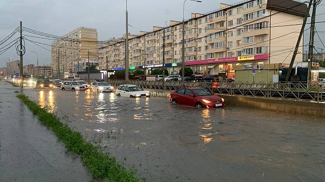 Движение транспорта по Московской в Краснодаре почти остановилось из-за дождя