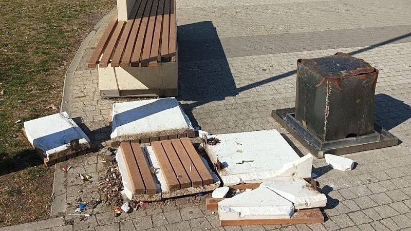 В Краснодаре вандалы разрушили гранитные урны, им выставят чек за ремонт