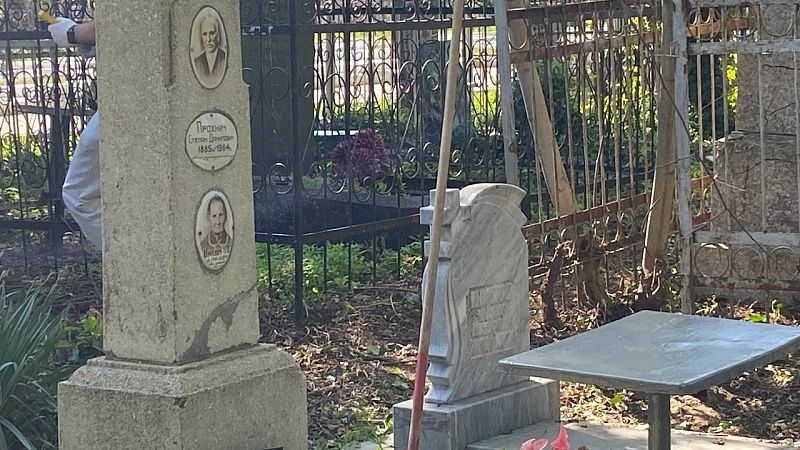 Радоница в 2025 году: почему категорически нельзя оставлять еду на могилах и какие цветы нужно приносить?