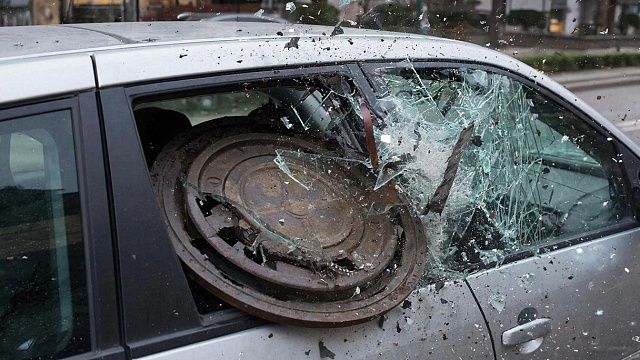 «Чудо-женщина» метнула люк в иномарку, разбив ей заднее стекло в Балашихе