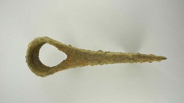 Под Ростовом Великим археологи нашли мерянский топор X века весом 550 граммов