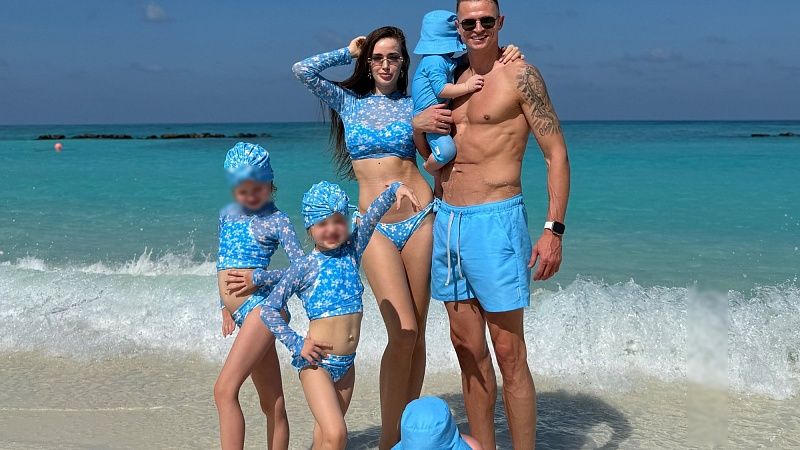 Многодетный футболист Тарасов объяснил снимки с полуголыми моделями в Сочи