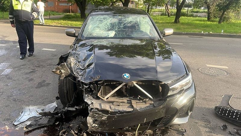 При столкновении с китайским электрокаром пострадал водитель BMW в Краснодаре