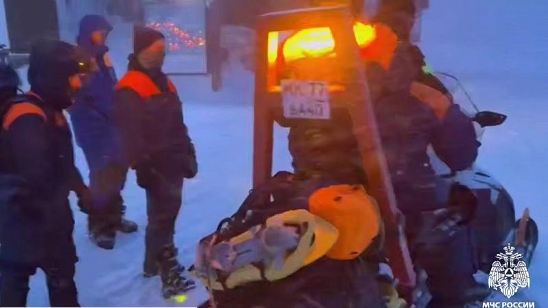 Спасатели вышли пешком сквозь метель к отрезанным лавиной фрирайдерам в Сочи